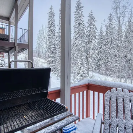 SKI IN/OUT, HOT TUB. 4 Bed 4.5 bath, 3 Kings, sleeps 20! 45 min to Glacier.