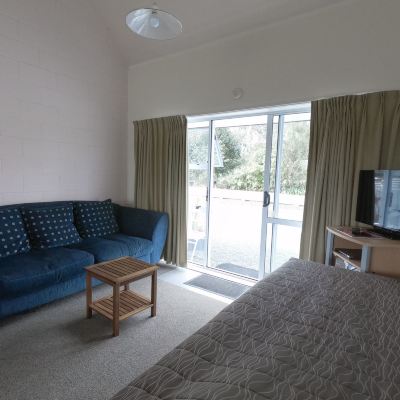 One-Bedroom Queen Room Castle Court Motel Promo Code