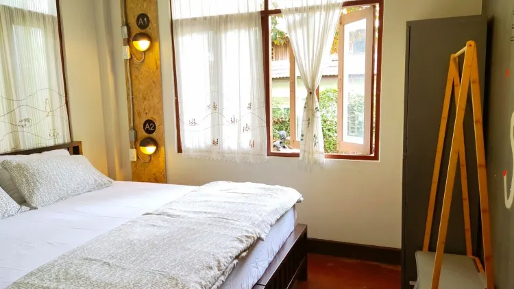 ห้องเตียงใหญ่ พร้อมห้องน้ำรวม