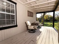 Country Cabin on the Creek in Belton with WiFi, AC ベルトンのホテル