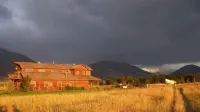 Beautiful Lodge on the Yellowstone River! Hotels in 