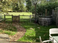 Idyllic Log Cabin with Log-fired Hot Tub nestled in a Forest Clearing Hotels in Wareham