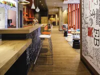 Ibis Versailles Château