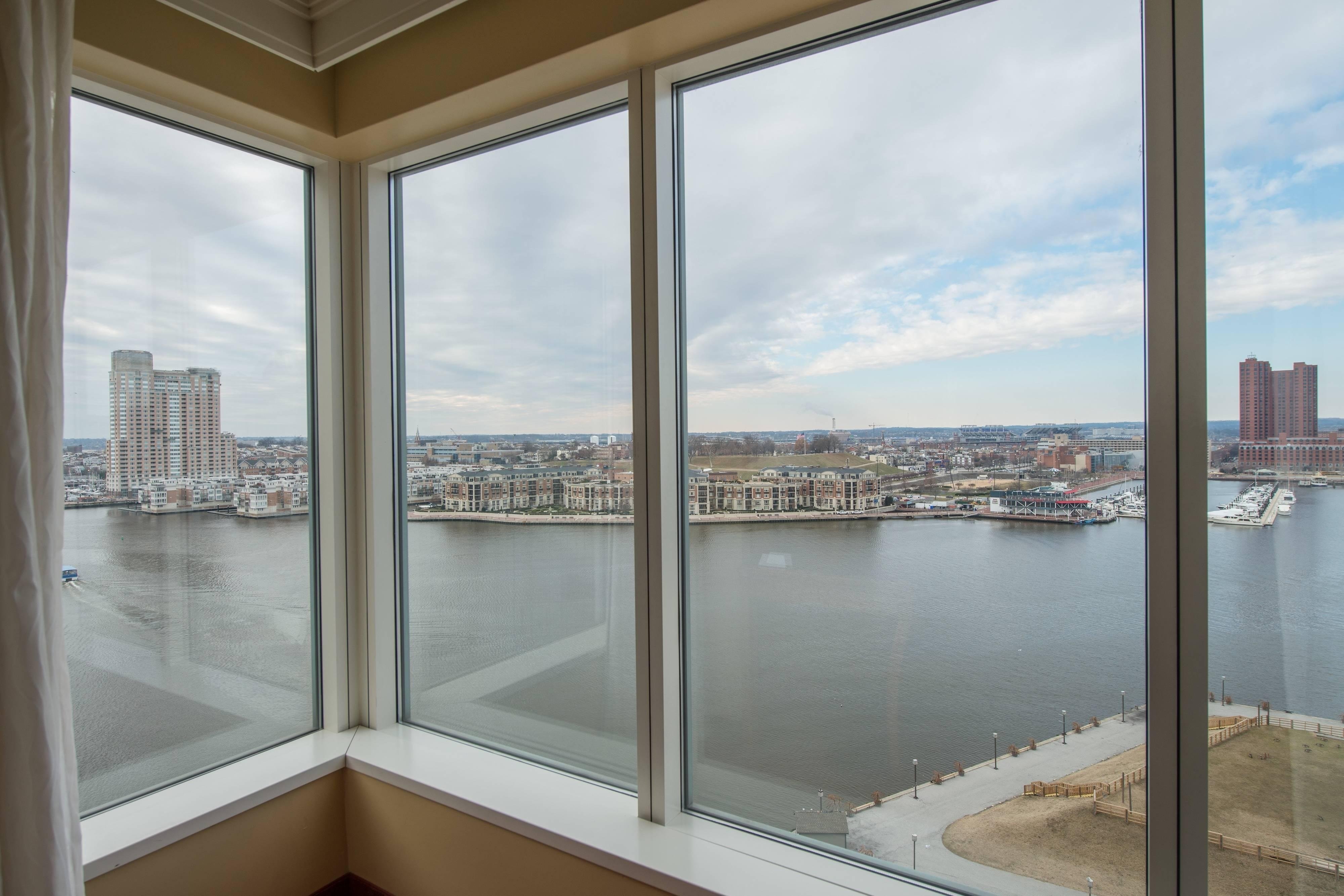 大型客房，1张特大床，海港景，转角房