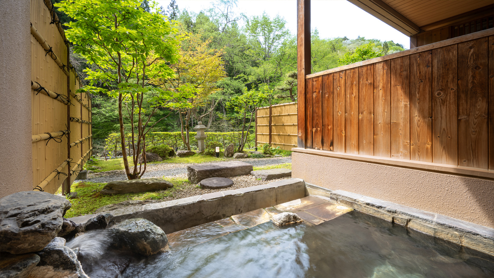 和洋式房，山景，无烟（一楼，现代日式风格，带花园，包含岩石露天风吕，适合2-3人）