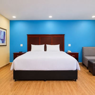 Accessible Deluxe King Room Non Smoking Super 7 Promo Code