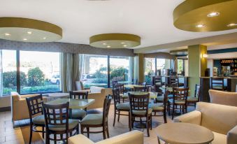 La Quinta Inn & Suites by Wyndham Oakland Airport Coliseum