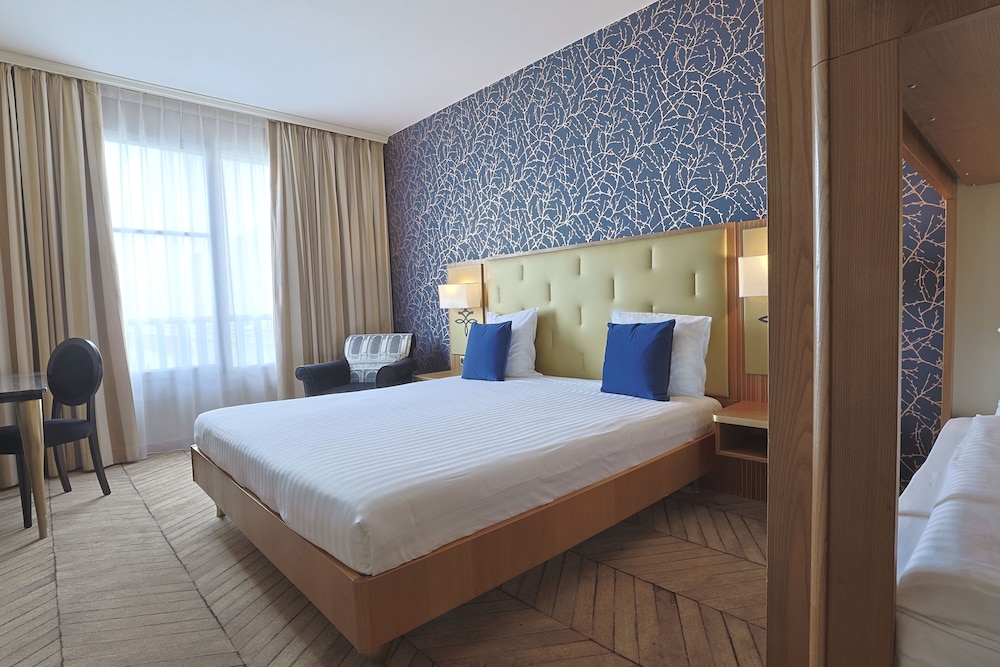 HOTEL DREAM CASTLE PARIS - Updated 2023 Prices & Reviews (Magny-le