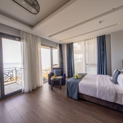 Deluxe Suite with Balcony and Sea View