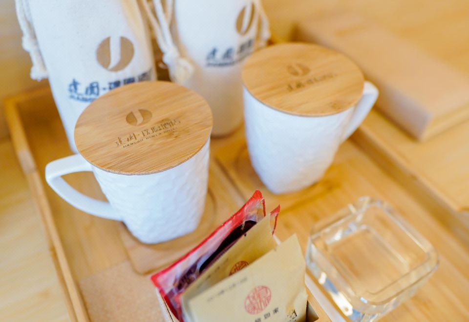 Jianguo HIDDEN Hotel (Kunming Dianchi Haigeng Park)Fairy Grass House King Bed Room (Viewing Balcony)