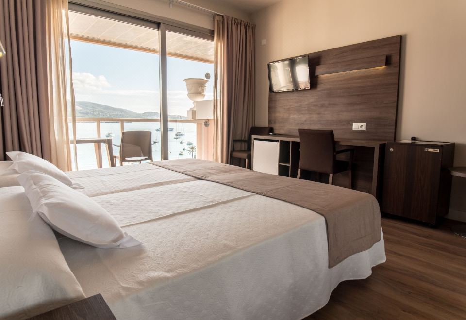 带阳台及海景的家庭房