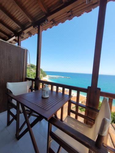 带阳台和海景的豪华双人房