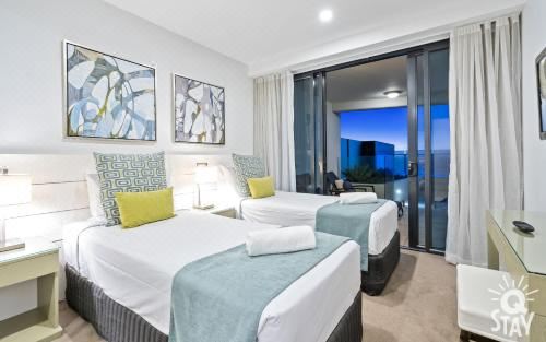 带小型泳池的两卧室房