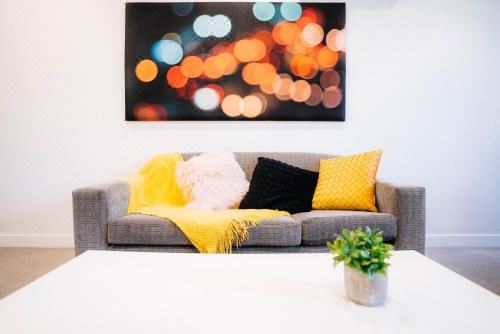 带阳台的两卧室公寓