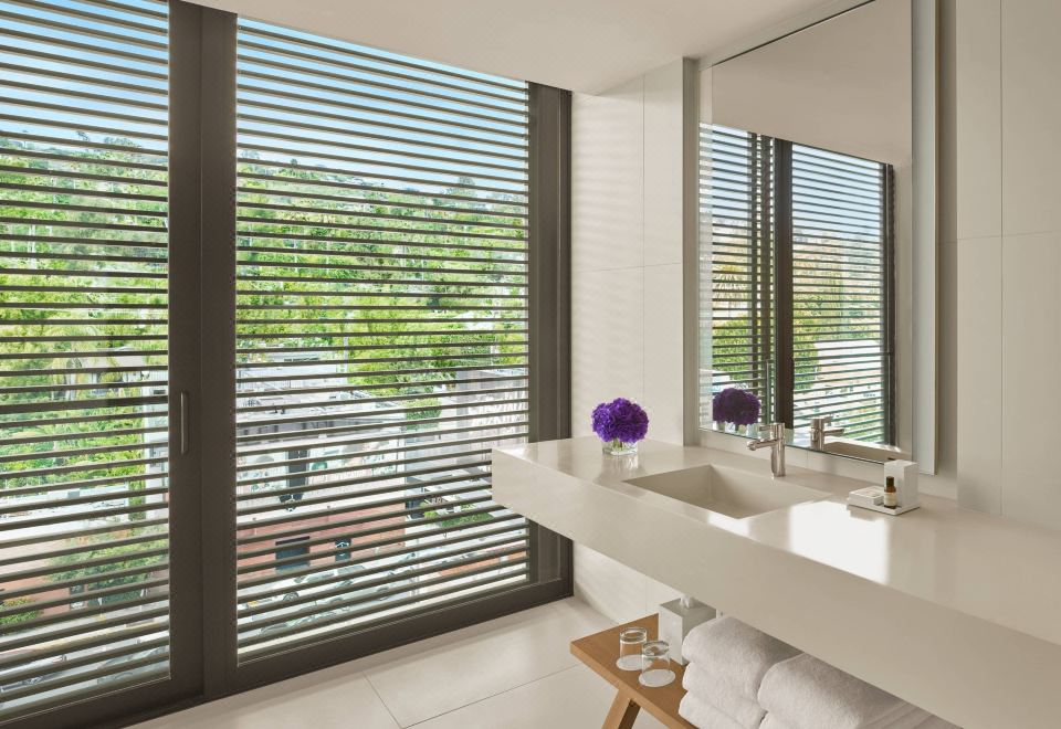 The West Hollywood EDITIONDeluxe King Room