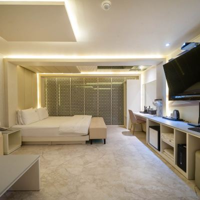 Deluxe Premium (Massage Chair on First - Come Basi,Bedding Change in All Room,Bathtub) Khan Motel Promo Code