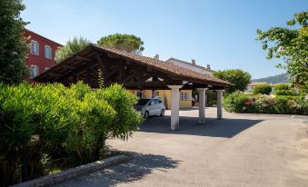 Hotel du Bosquet - Housity