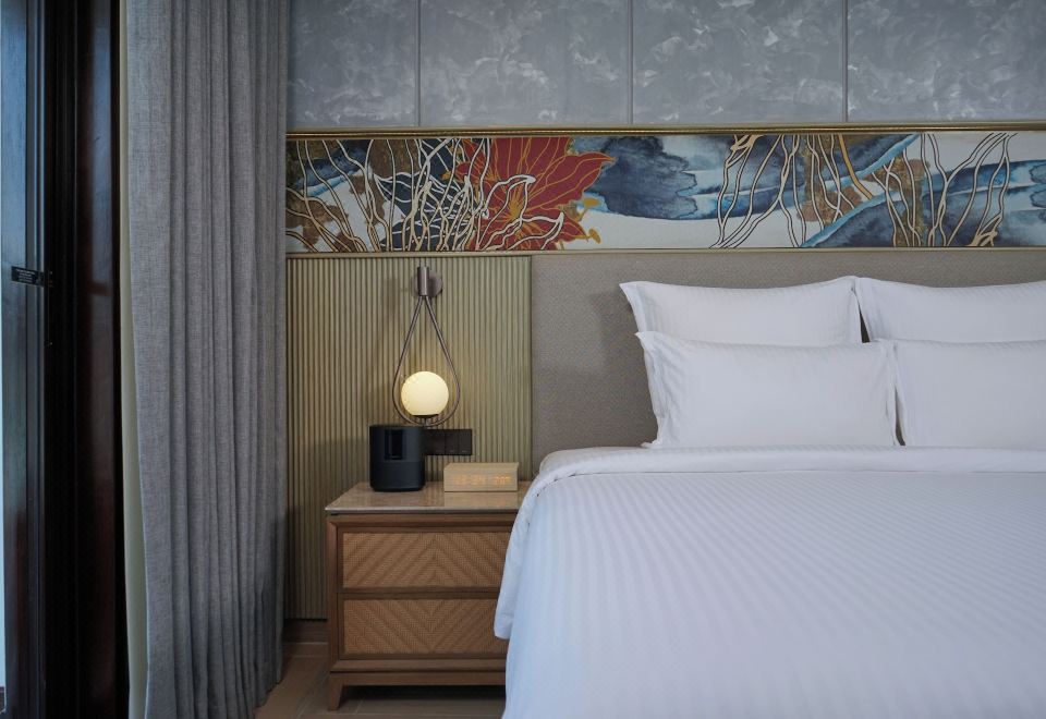 花园侧豪华阳台房， 1张特大床