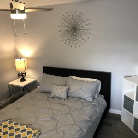 Luxury Newly Remodeled 3 Bedroom Duplex Unit Отели в г. Эверетт