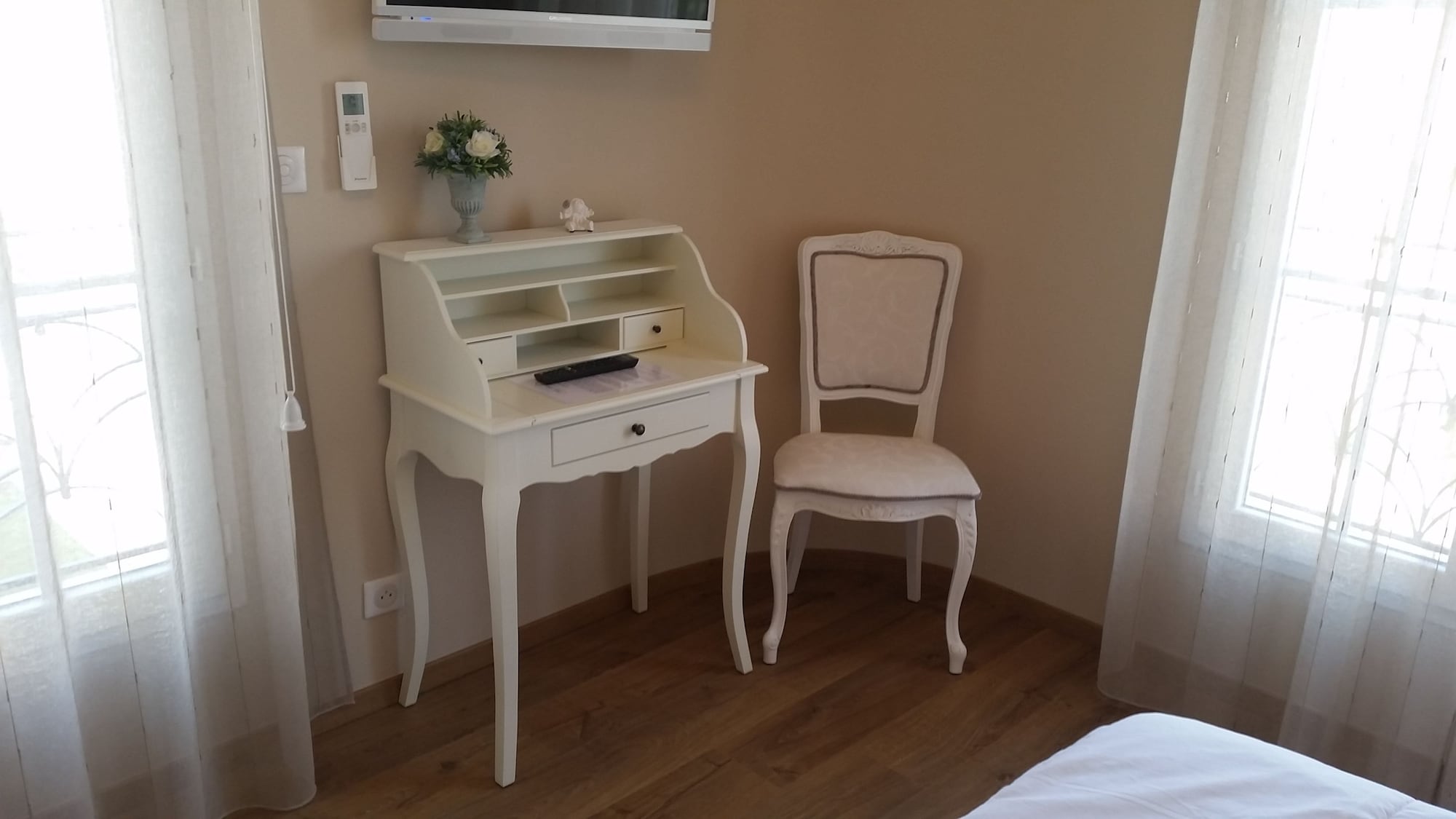 高级双人房，一大床，带连通浴室（Romantique）