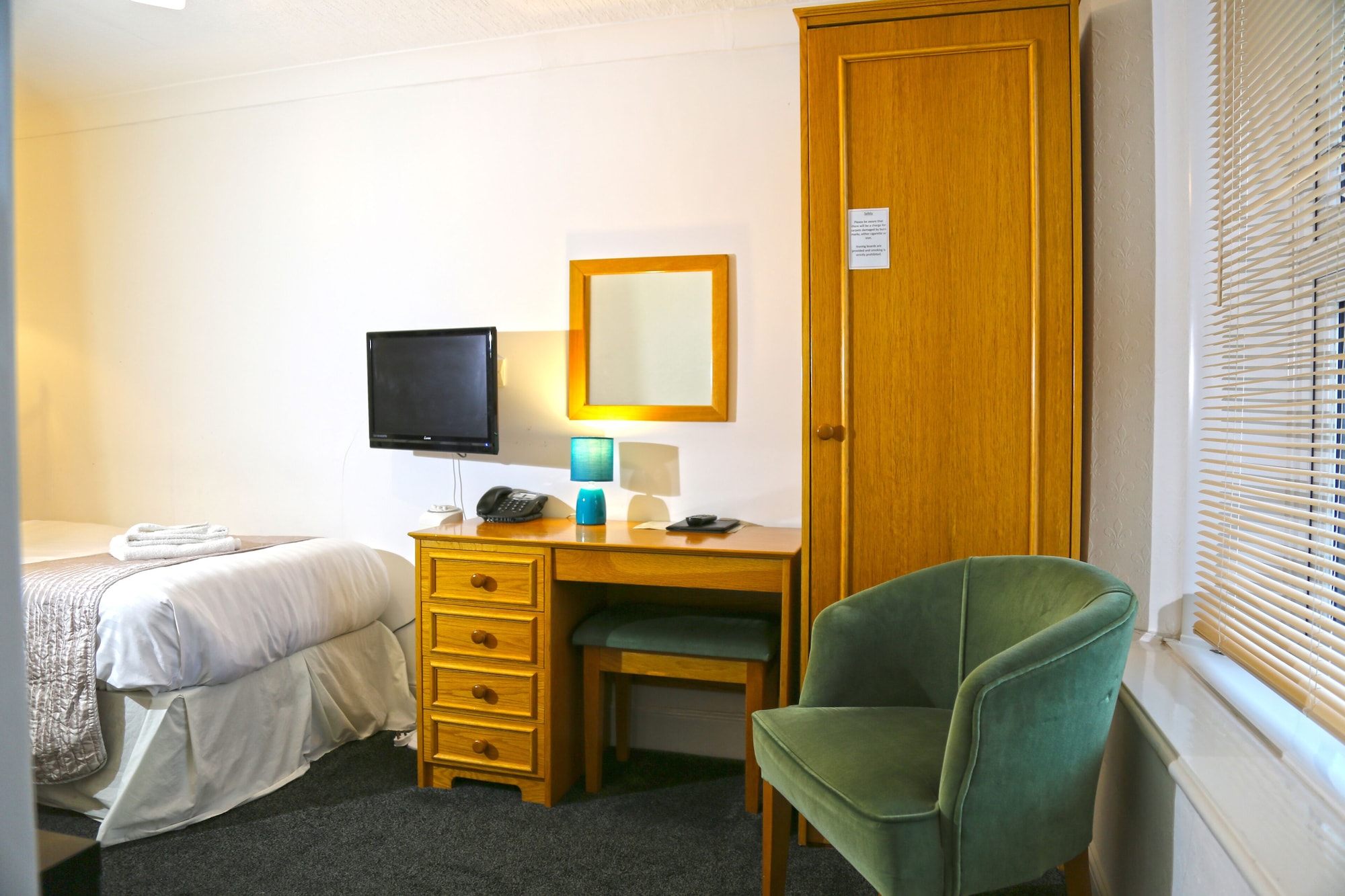 带单人床的单人间