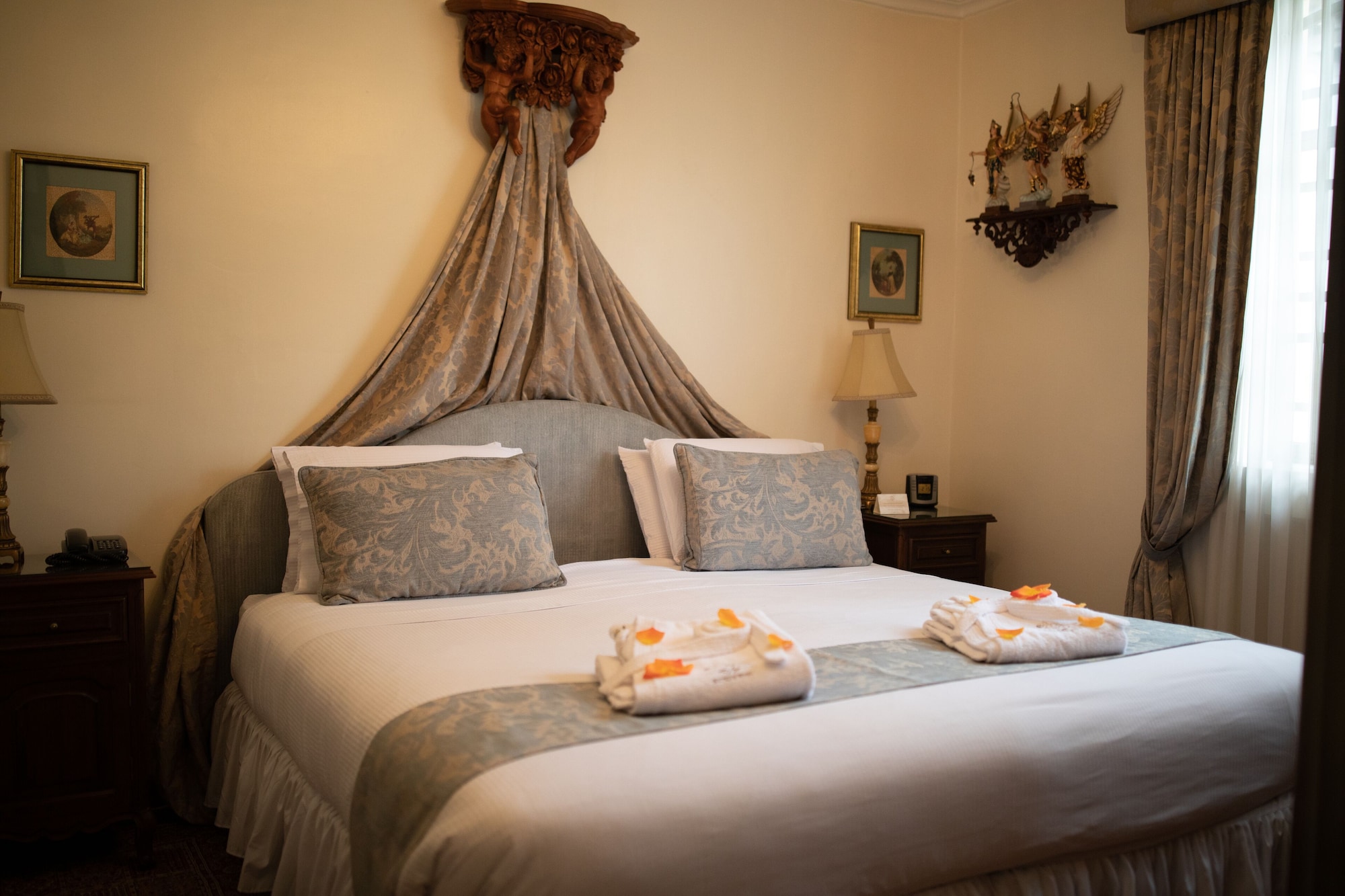 传统套房， 1 张特大床