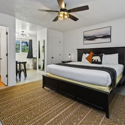 Signature Room, 1 King Bed (Wet Bar) The Jeffrey Hotel Promo Code