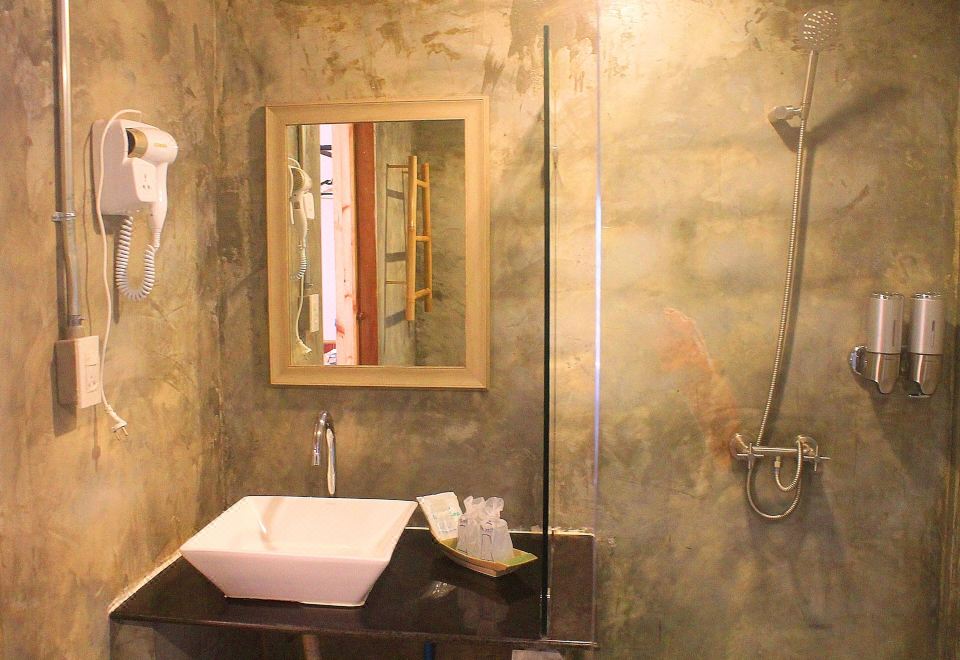 豪华三人房，多床，可通往泳池