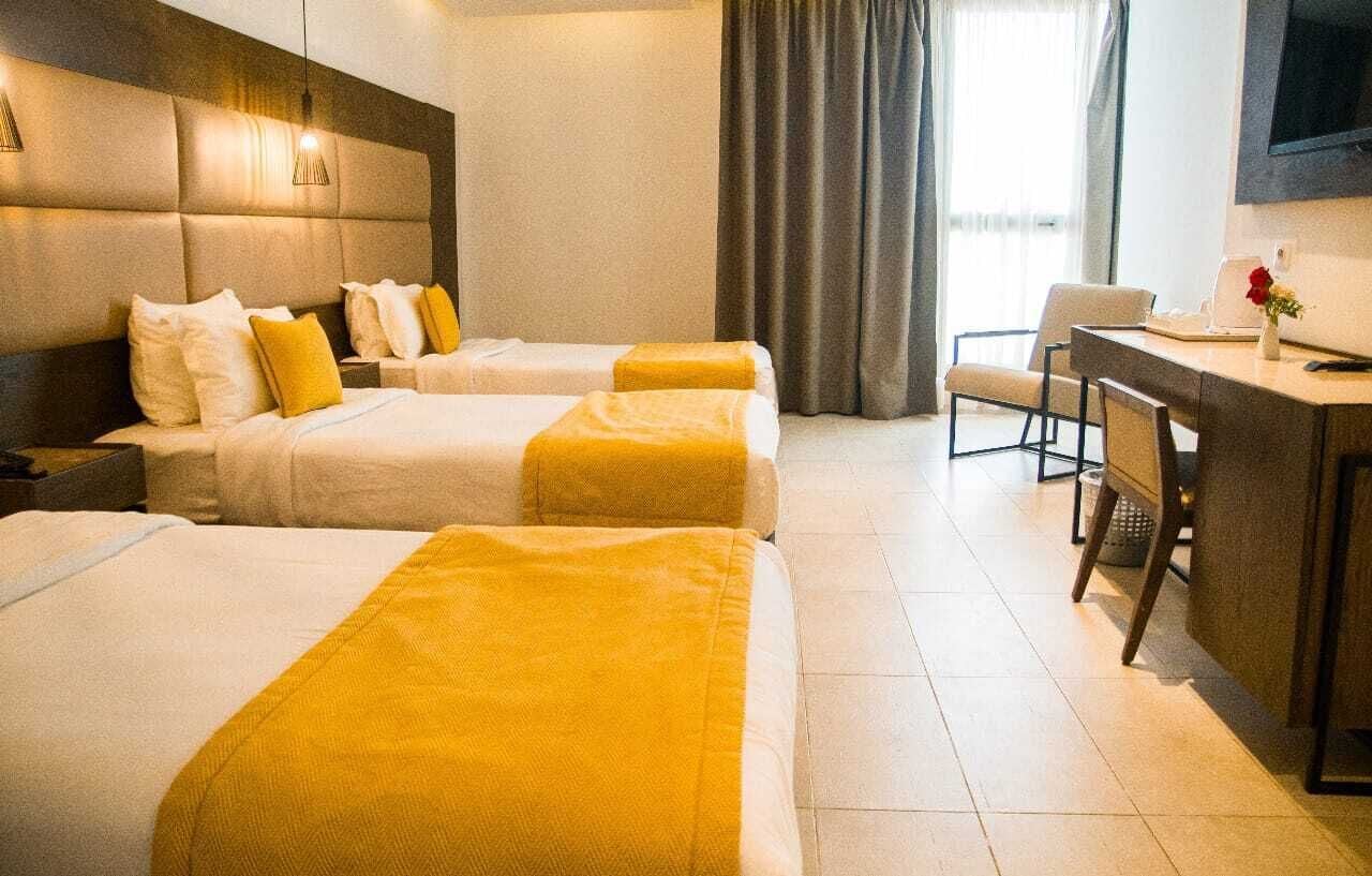 标准四人房， 3 张单人床