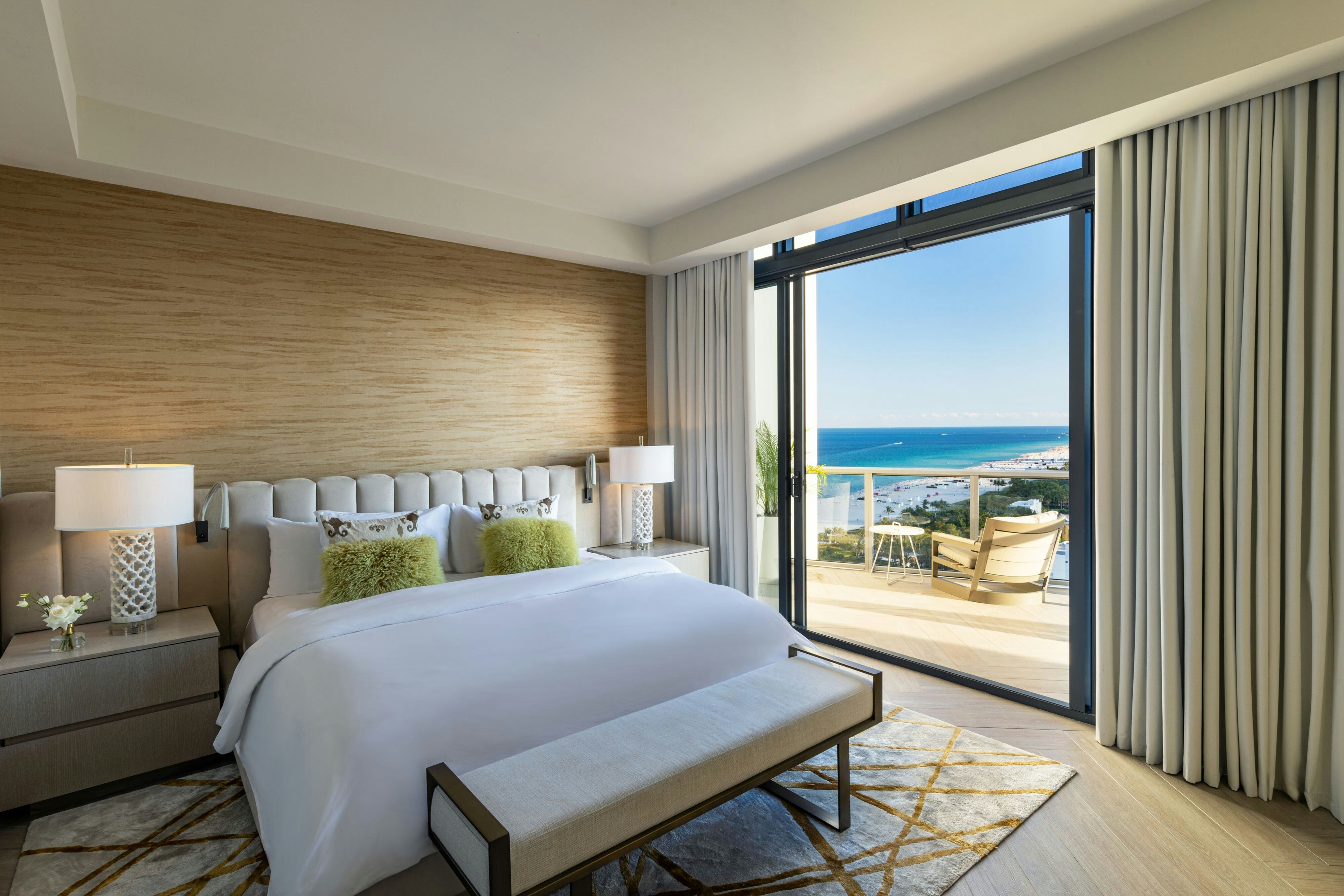 顶层1，三卧室错层套房，屋顶泳池景