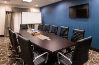 Holiday Inn Express & Suites BAKERSFIELD AIRPORT by IHG