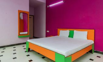 a brightly colored bedroom with a large bed in the center of the room , surrounded by various pieces of furniture at Holiday Inn