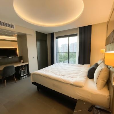 Deluxe Room, 1 King Bed, City View