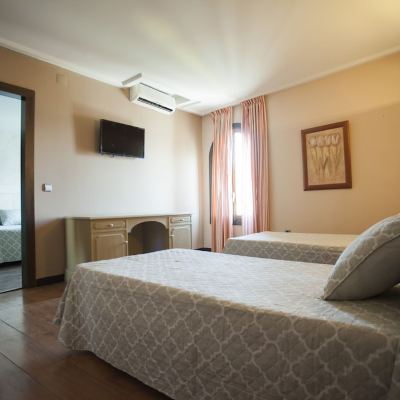 Comfort Quadruple Room, 2 Bedrooms (Cama De Matrimonio Y Dos Individuales)