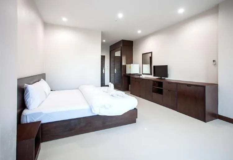 ห้องเตียงใหญ่ พร้อมระเบียง