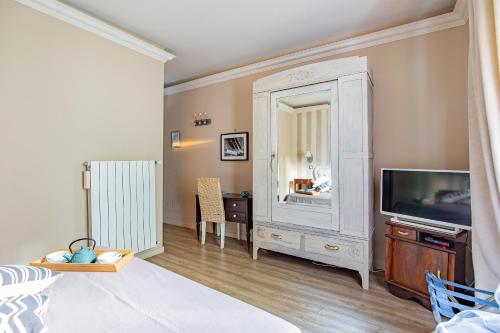 带山景的双人间