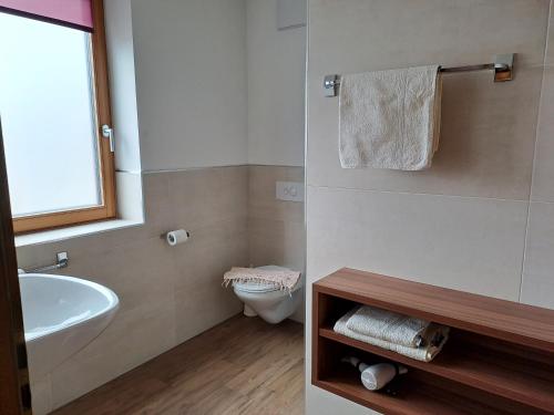 带山景的双人间