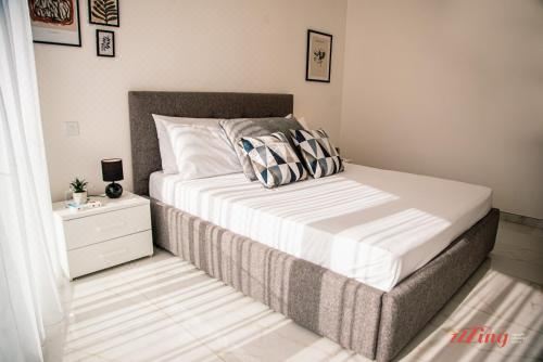 带阳台和共用泳池的两卧室公寓