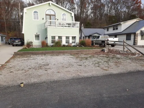 Lakeside Beach Getaway with A Gorgeous Kitchen & Dining Room with Room for 10.