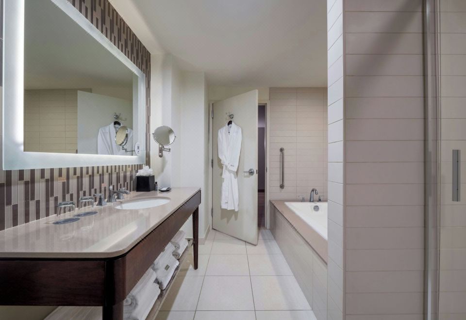 海滨一卧室精致特大床套房带阳台