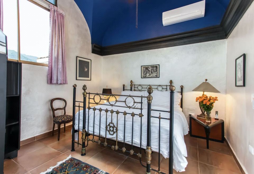 单卧室特大床间