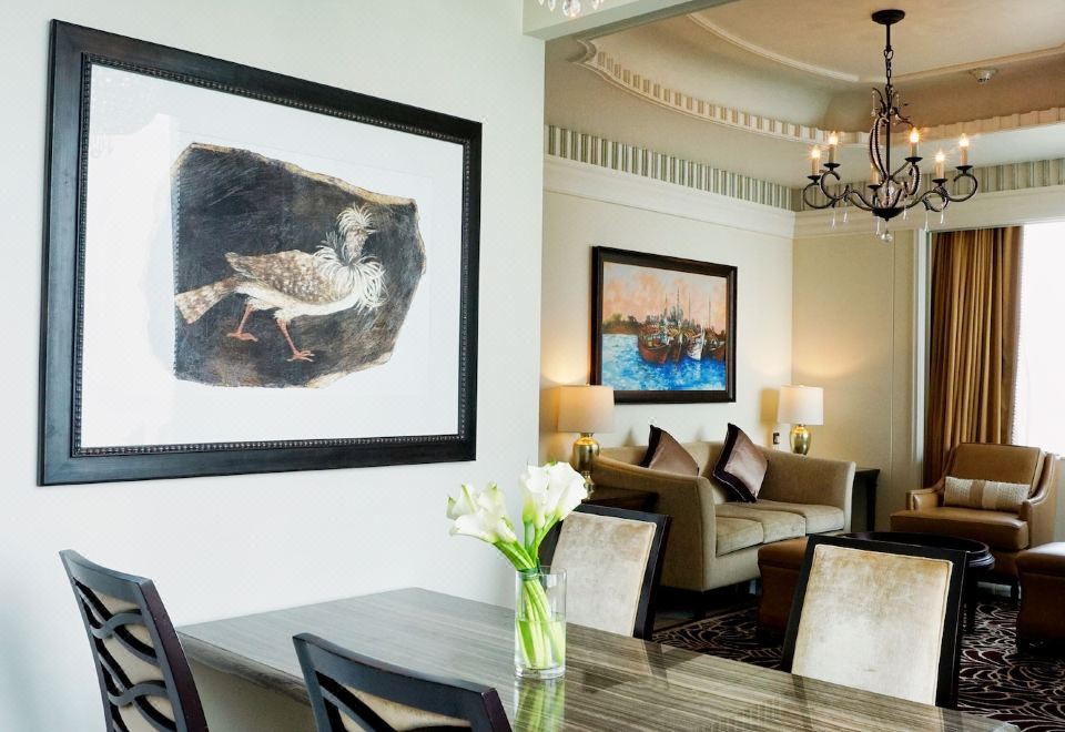 瑞吉套房，1臥室行政套房，1張特大床，部分海景