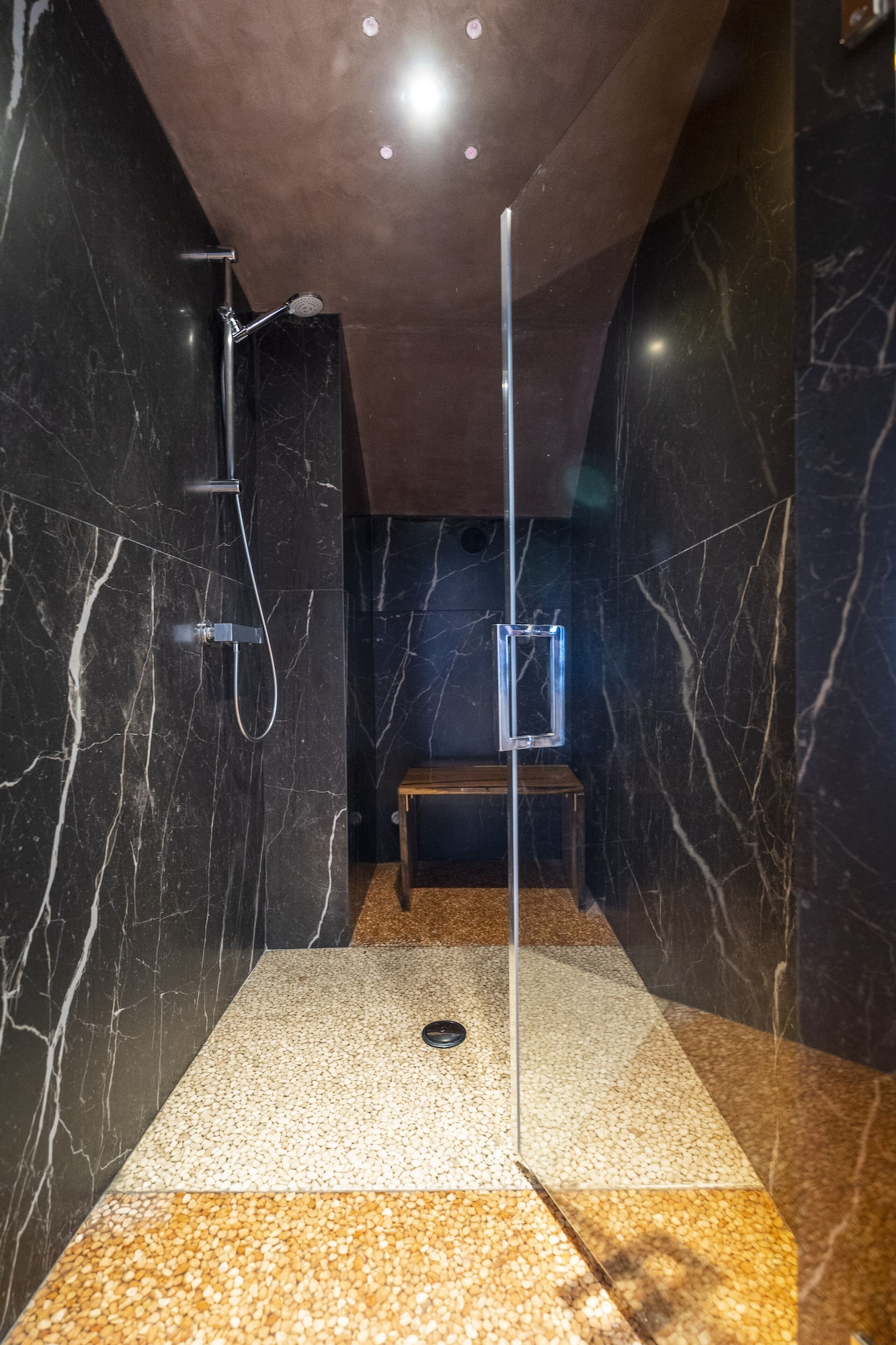 行政套房， 3 间卧室， 露台， 湖景