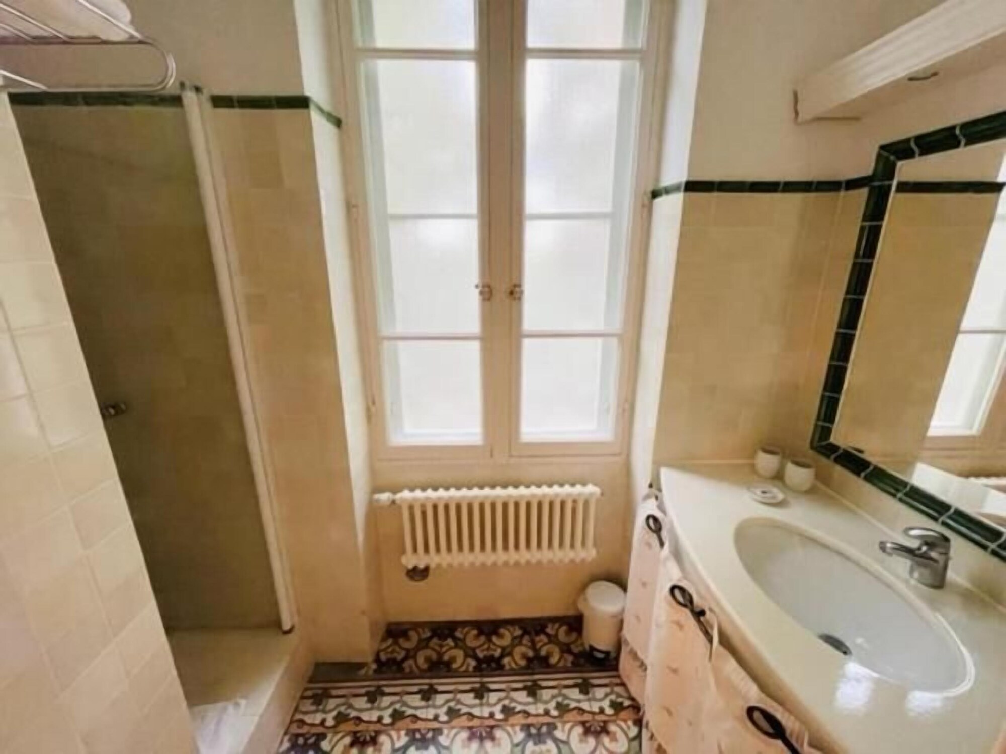 带阳台的小型套房