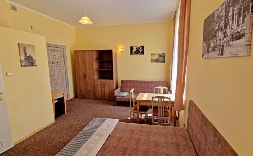 带阳台的三人房