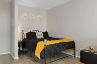 Spacious Studio Apt/Sleeps 2/Extendedstays/Work or Vacation/Free Wifi & Parking