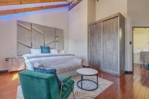 Summit Della Suite Superior King Room