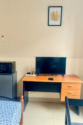 Cozy Guest Room in Kinshasa with Balcony and Partial Air-Conditioning  호텔