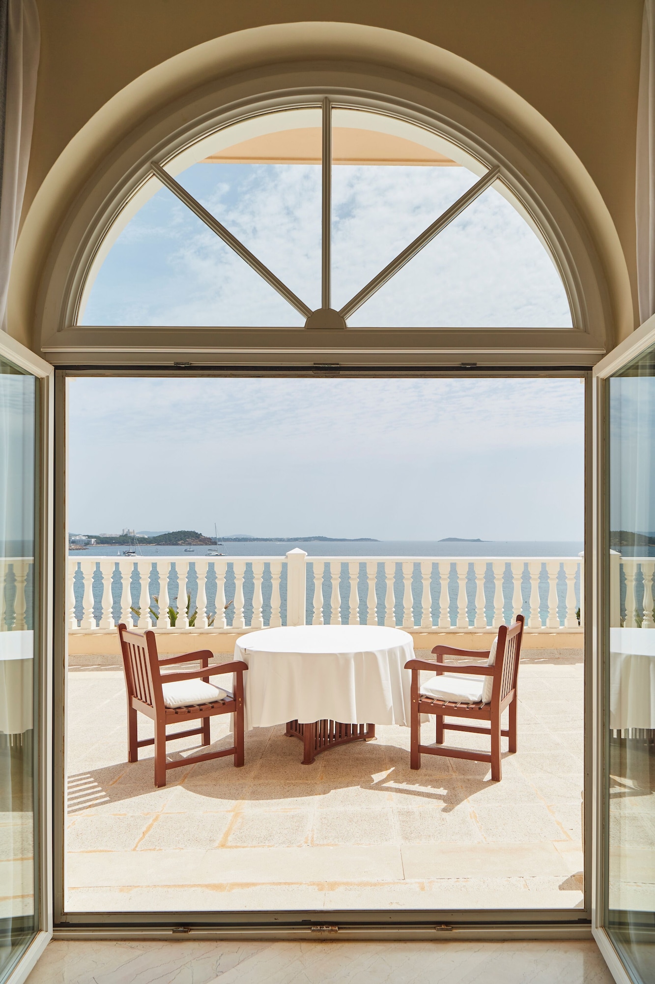 带阳台和海景的豪华双人房