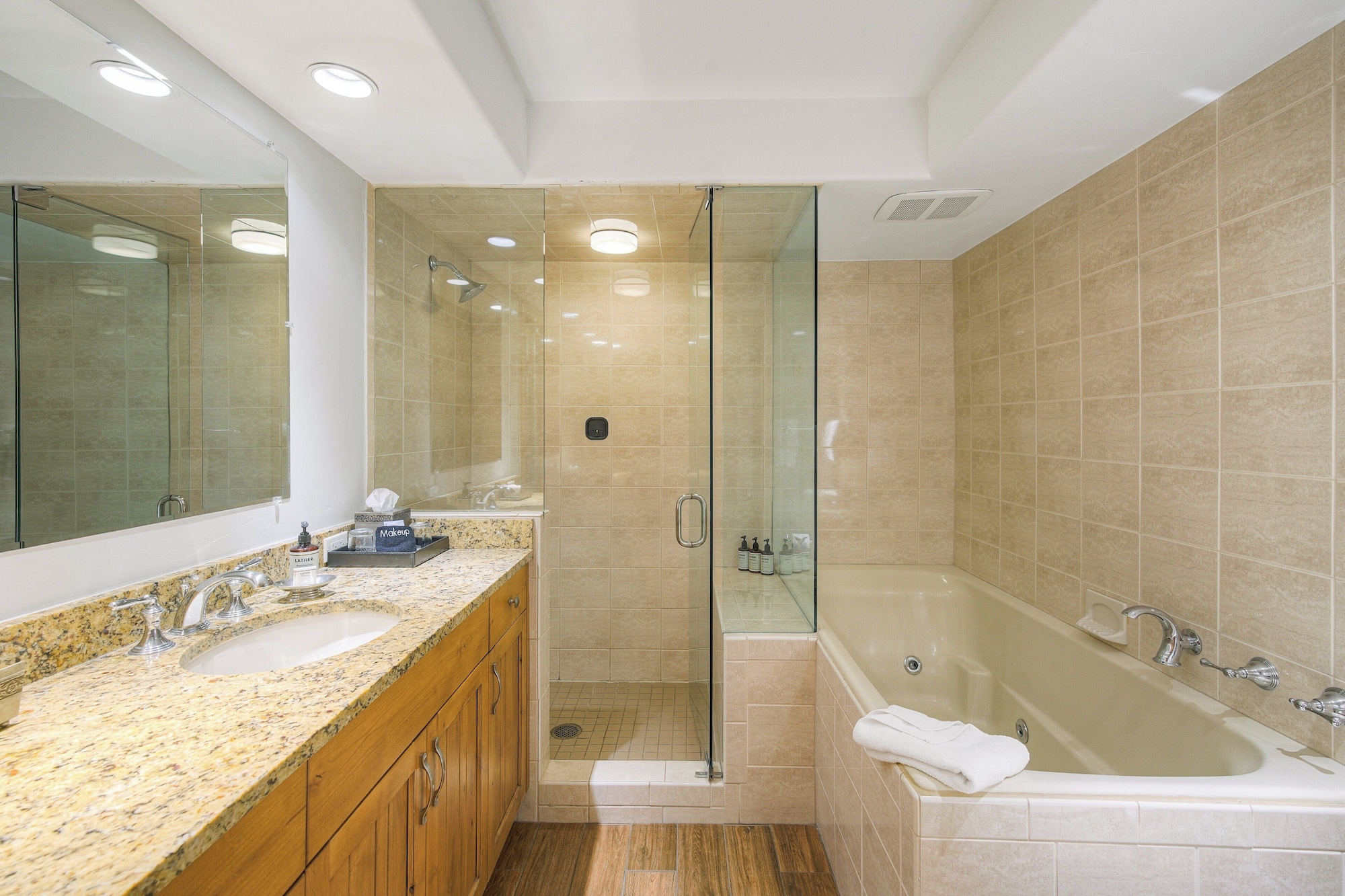 开间 （Lodge， with Murphy Bed）